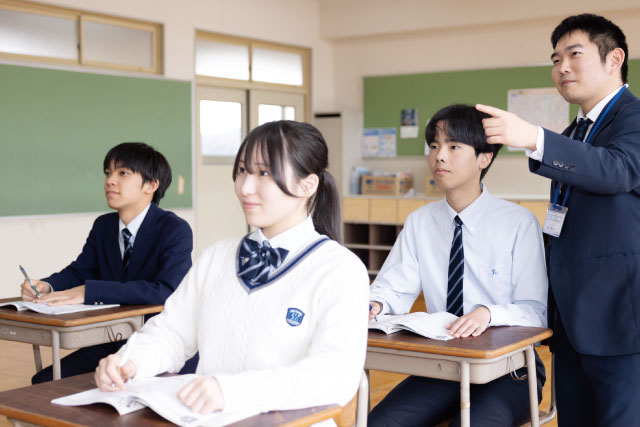 制服で授業を受ける生徒